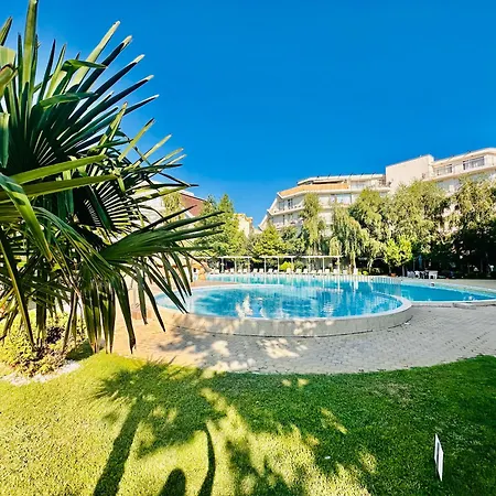 Charming 2-bed Flat With Pool View In Sunny Beach, Bulgaria Солнечный берег